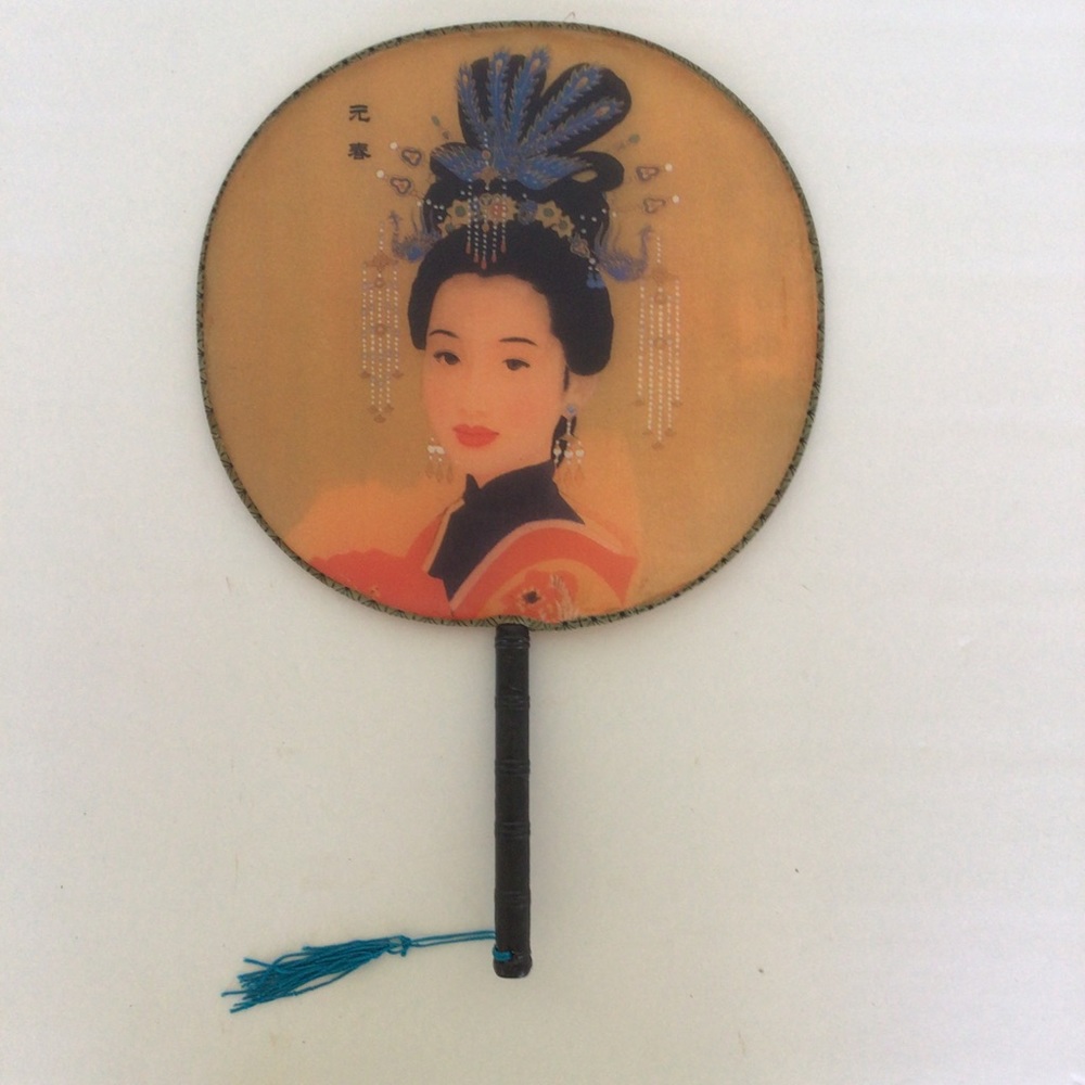 VINTAGE CHINESE ROUND SILK PADDLE FAN WITH HAND PAINTED GEISHA